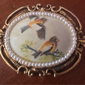 Pretty handpainted brooch w/birds